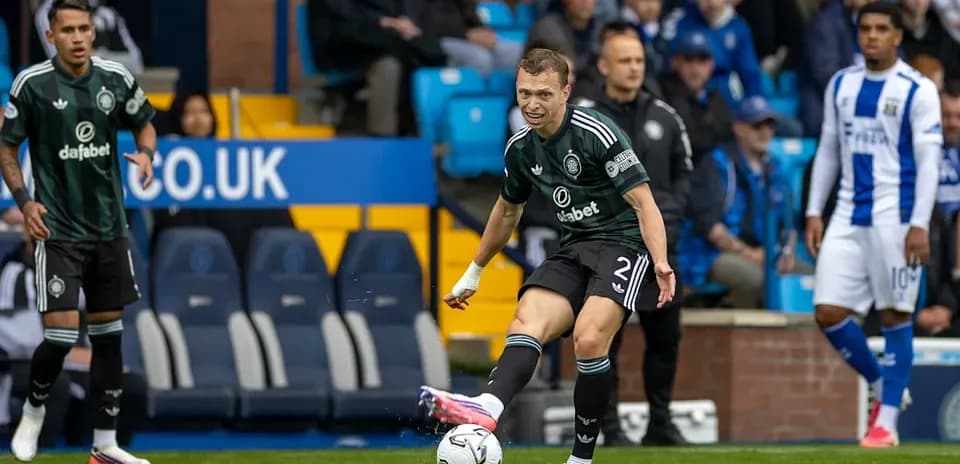 Jugador pateando el balón en partido de fútbol