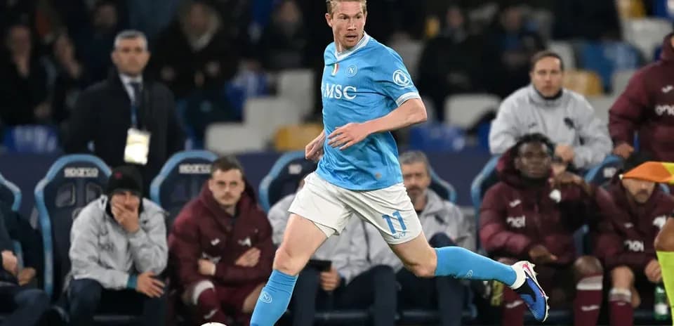 Jugador del Napoli corriendo con el balón en el campo