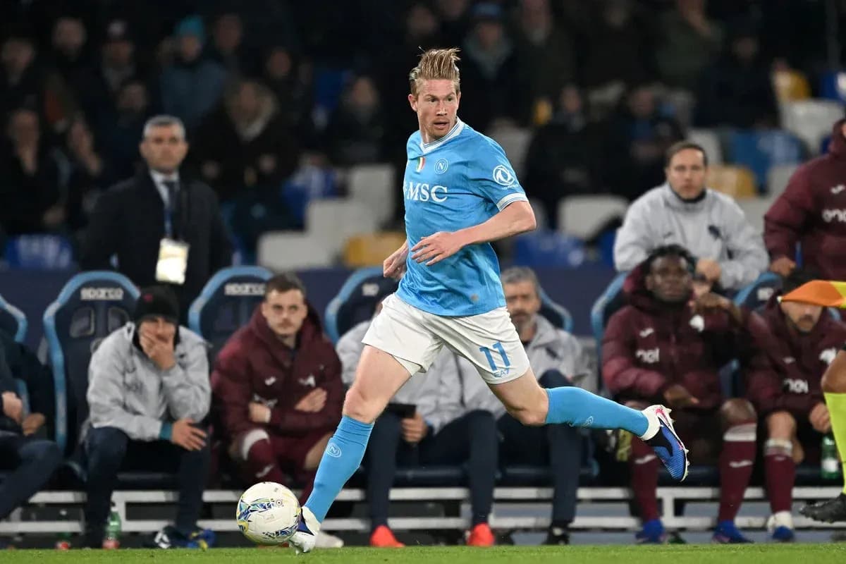 Jugador del Napoli corriendo con el balón en el campo