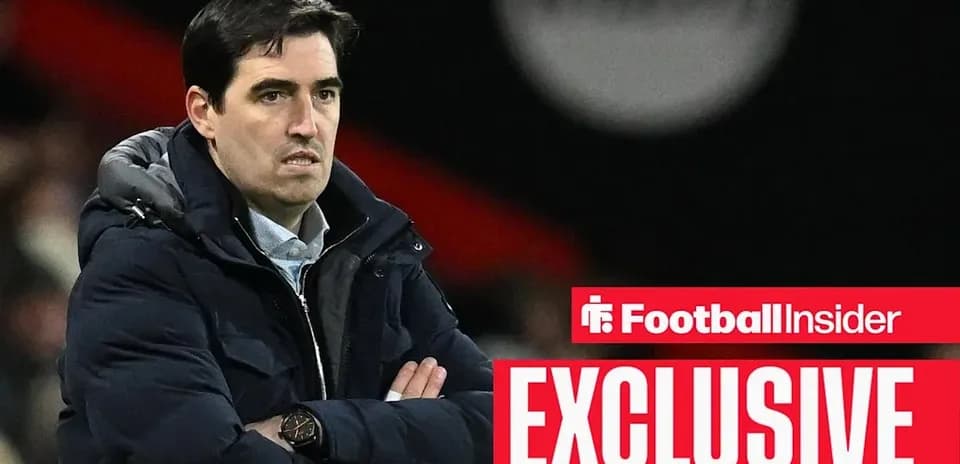 Entrenador observando el partido desde la banda