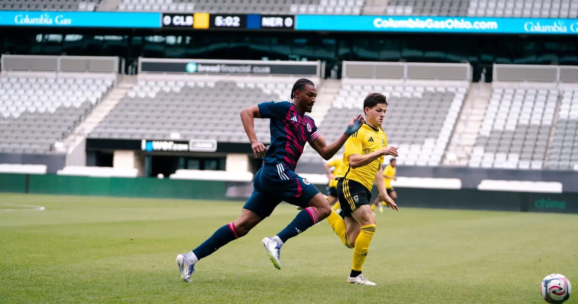 Jugadores corriendo durante el partido de fútbol
