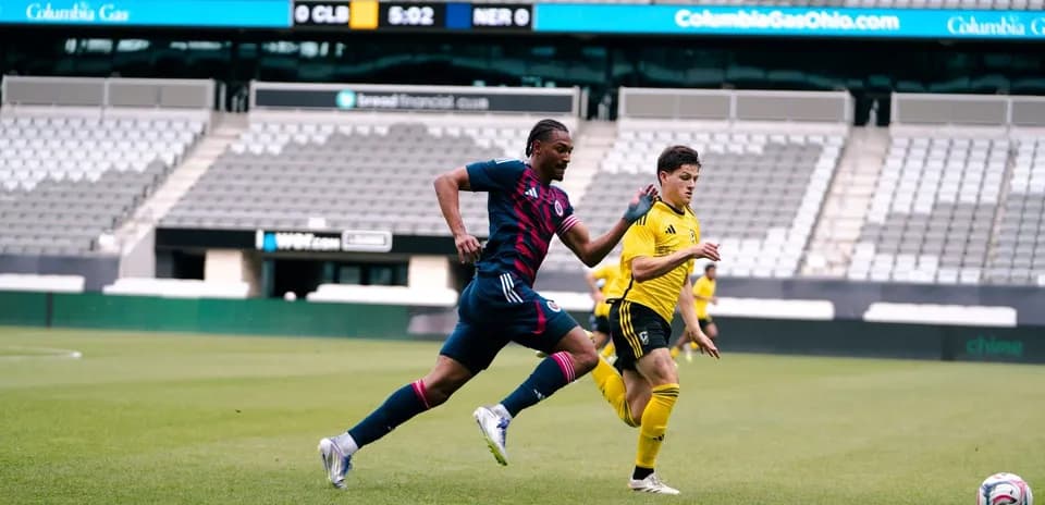 Jugadores corriendo durante el partido de fútbol