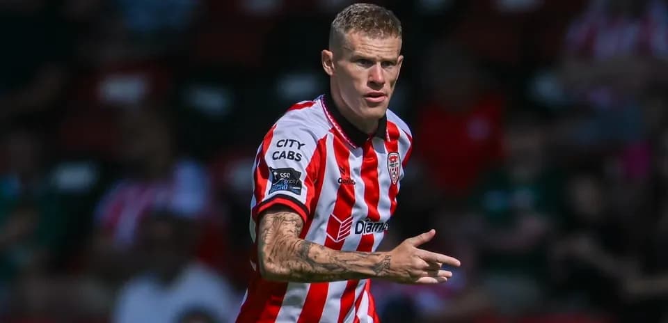 Jugador con camiseta a rayas dirigiendo en el campo
