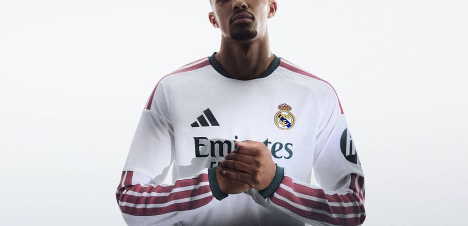 Jugador de Real Madrid con camiseta oficial