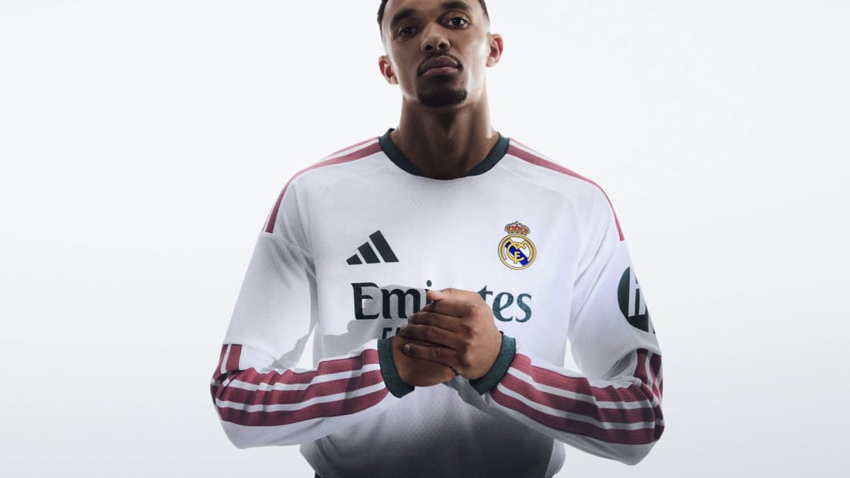 Jugador de Real Madrid con camiseta oficial