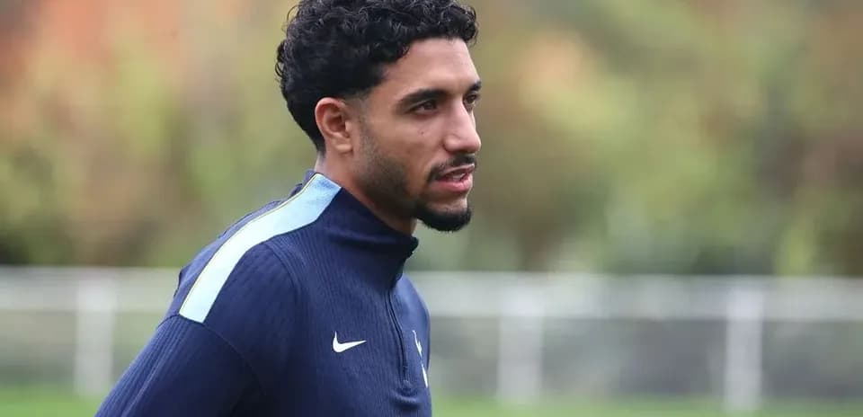 Jugador en entrenamiento con camiseta de equipo