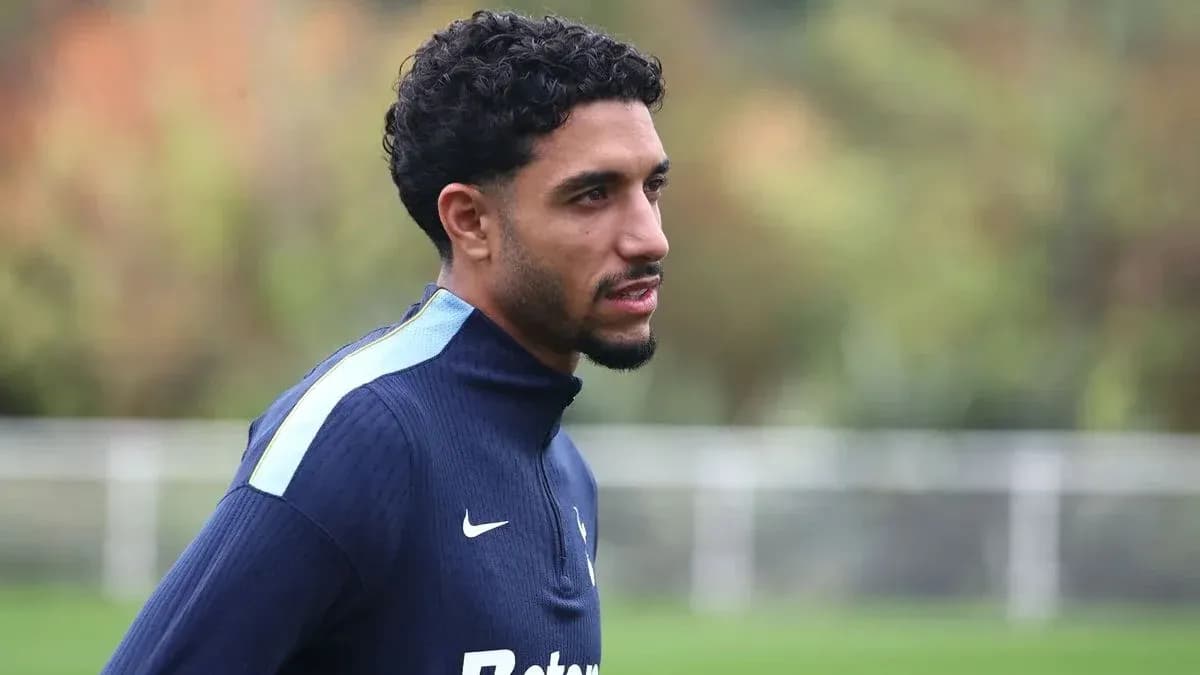 Jugador en entrenamiento con camiseta de equipo