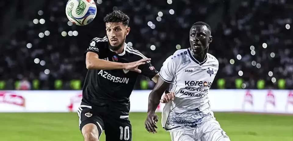 Jugadores compiten por el balón en el partido
