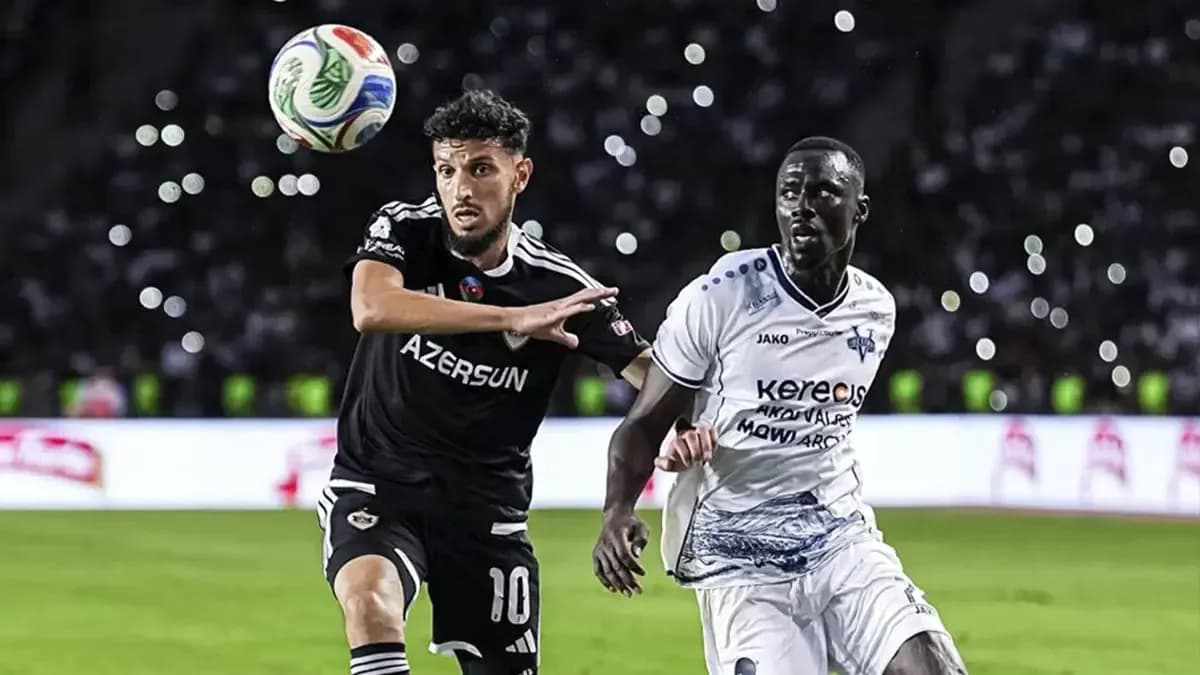 Jugadores compiten por el balón en el partido