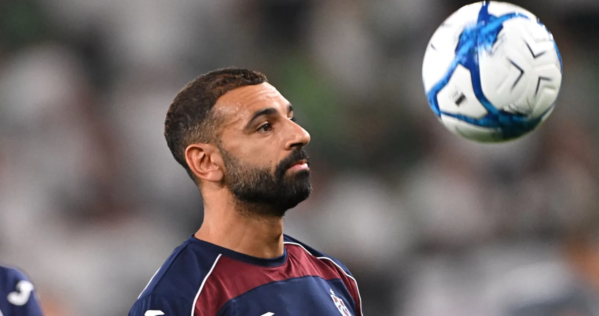 Jugador controlando un balón durante el entrenamiento