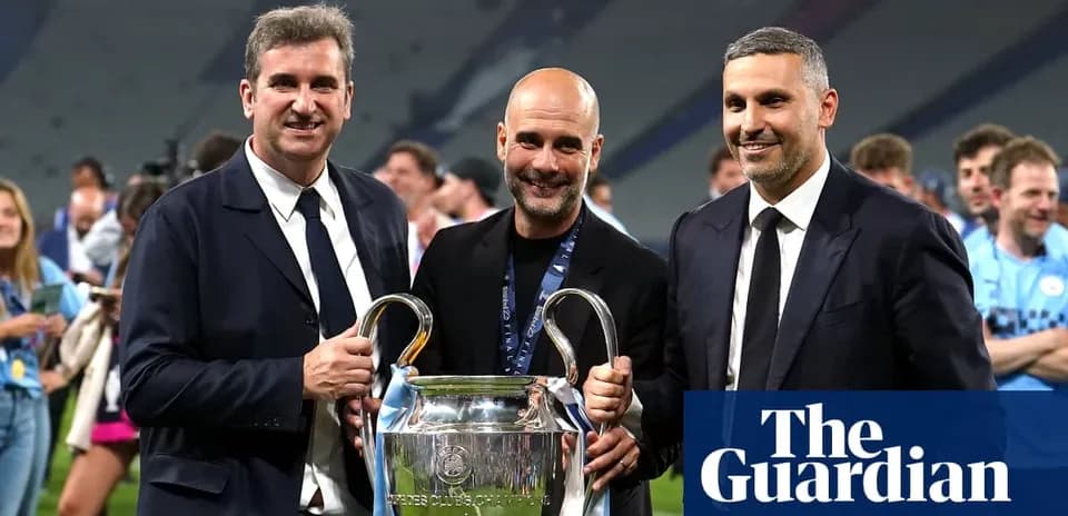 Tres hombres sosteniendo la copa de la Champions