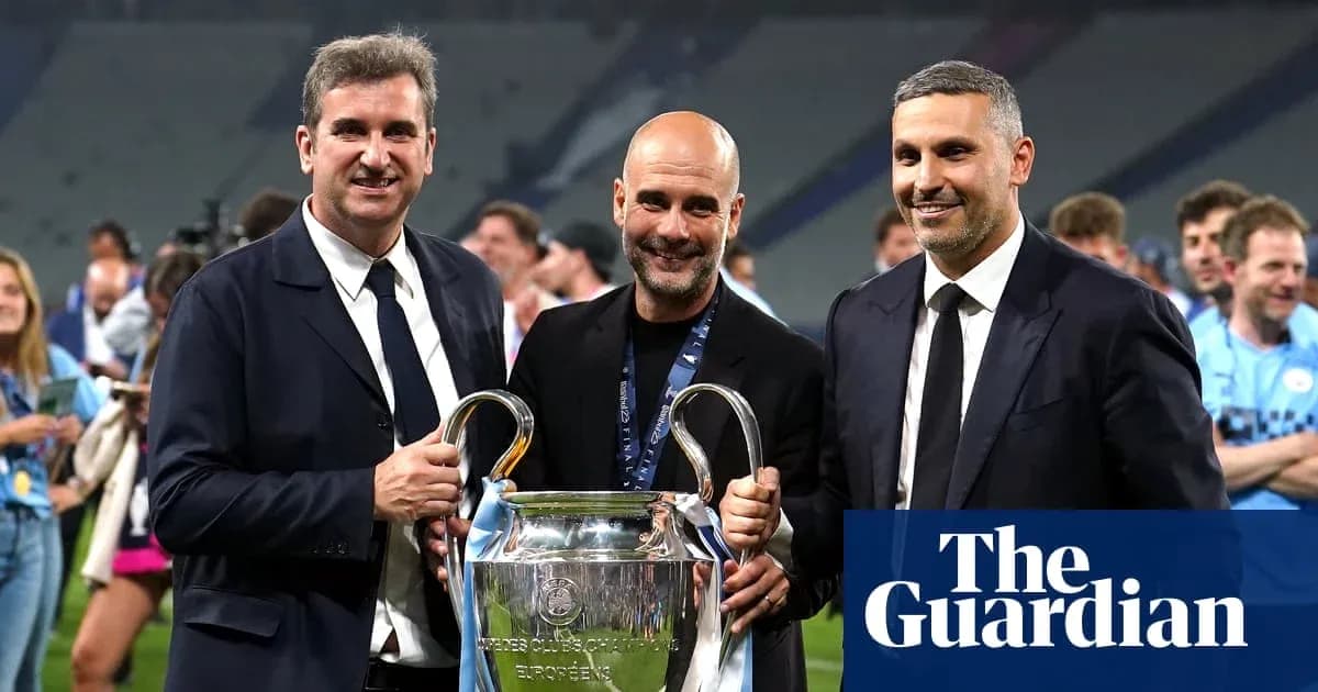 Tres hombres sosteniendo la copa de la Champions