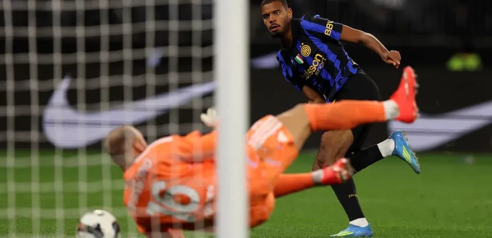 Jugador de Inter disparando un penalti a portería