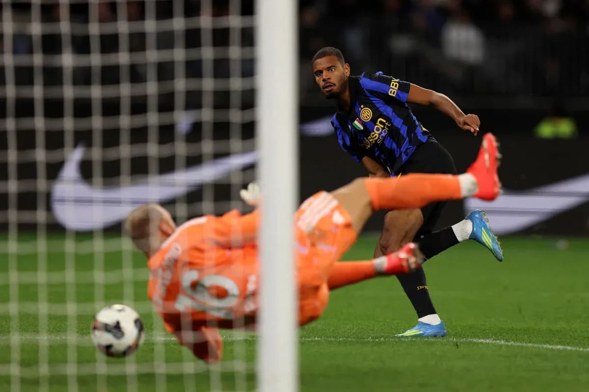 Jugador de Inter disparando un penalti a portería