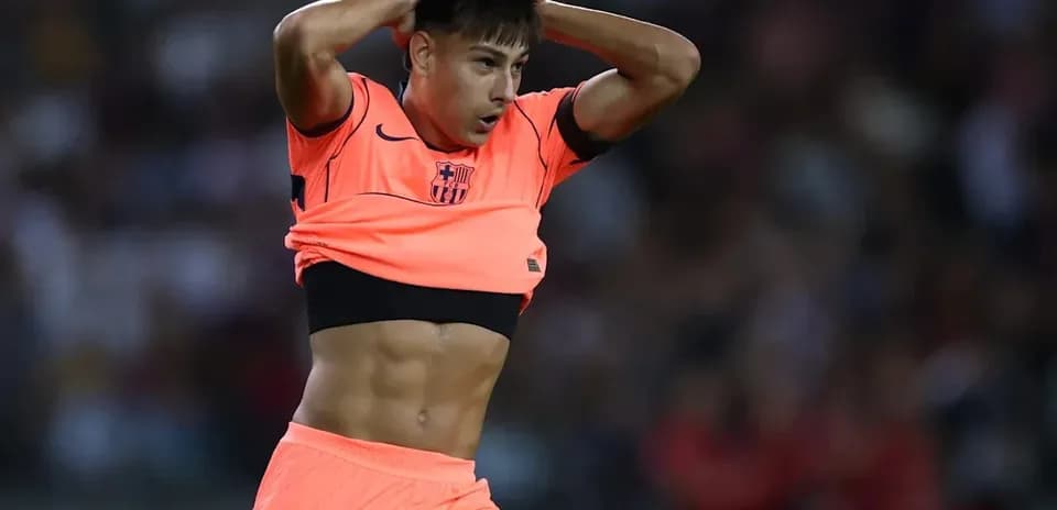 Jugador de Barcelona quitándose la camiseta en el campo