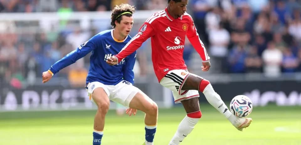 Jugador de Manchester United controla el balón