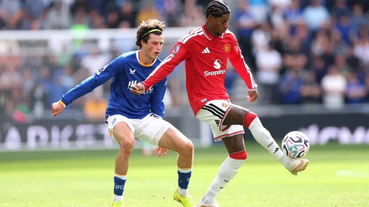 Jugador de Manchester United controla el balón