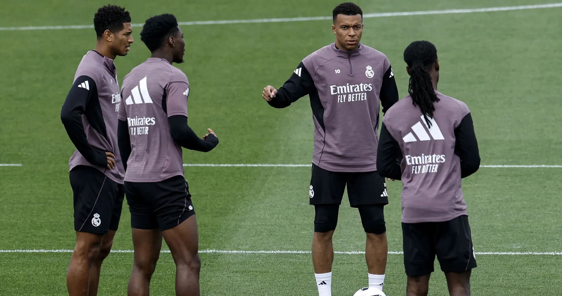 Jugadores de Real Madrid conversando en entrenamiento