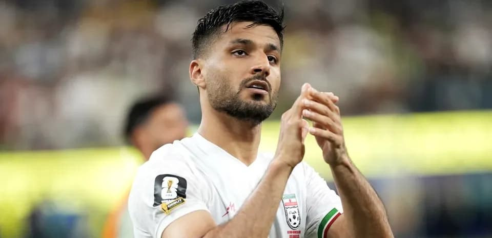 Jugador de Irán aplaudiendo en el campo de juego