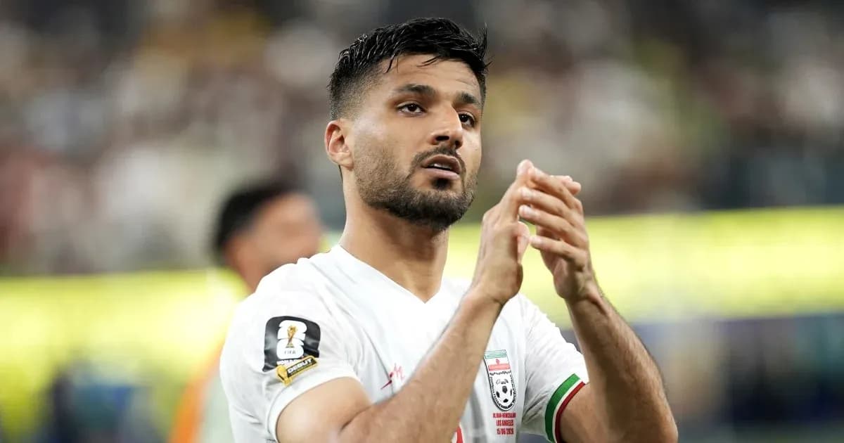Jugador de Irán aplaudiendo en el campo de juego