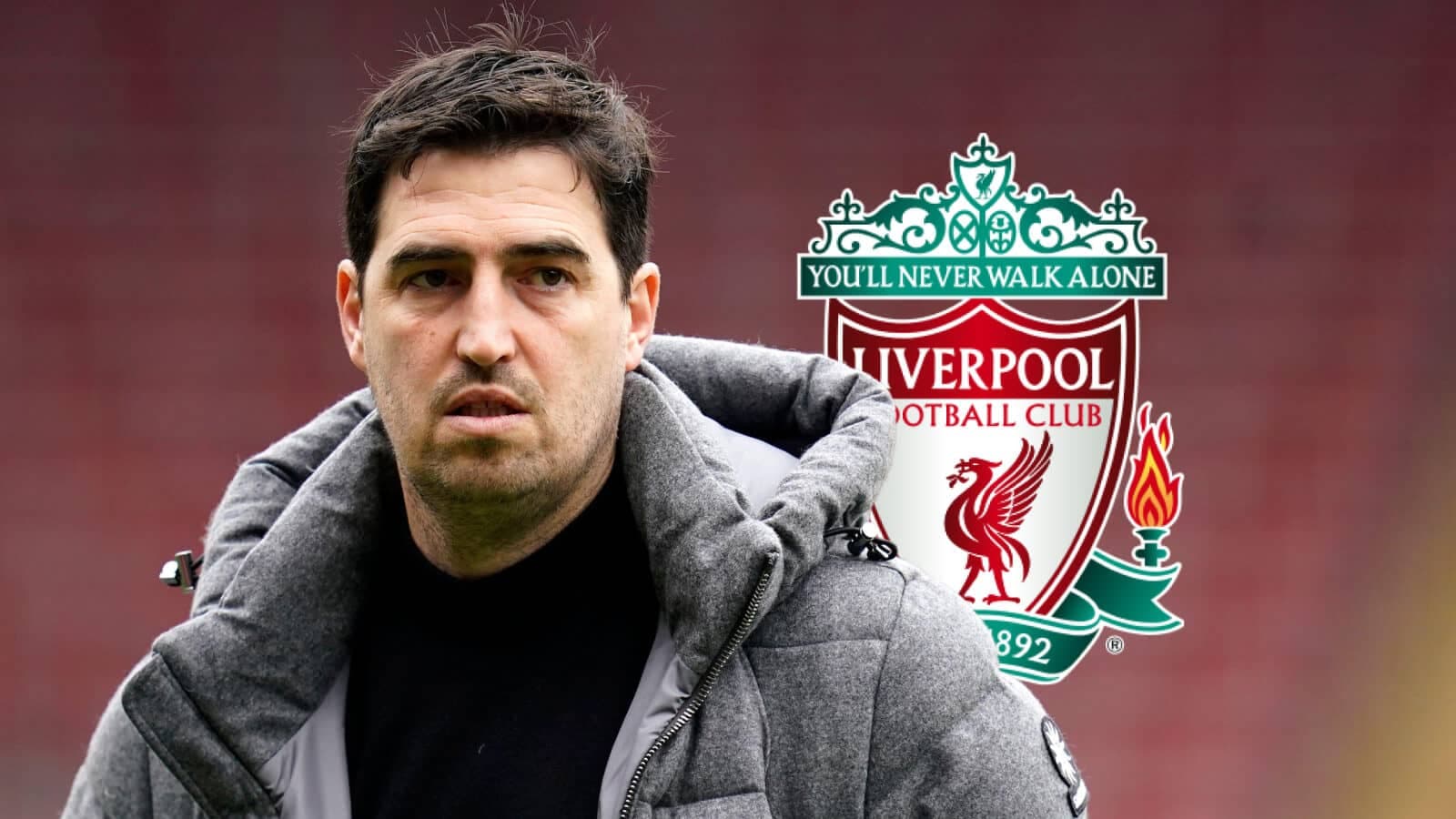 Entrenador de fútbol frente al logo de Liverpool