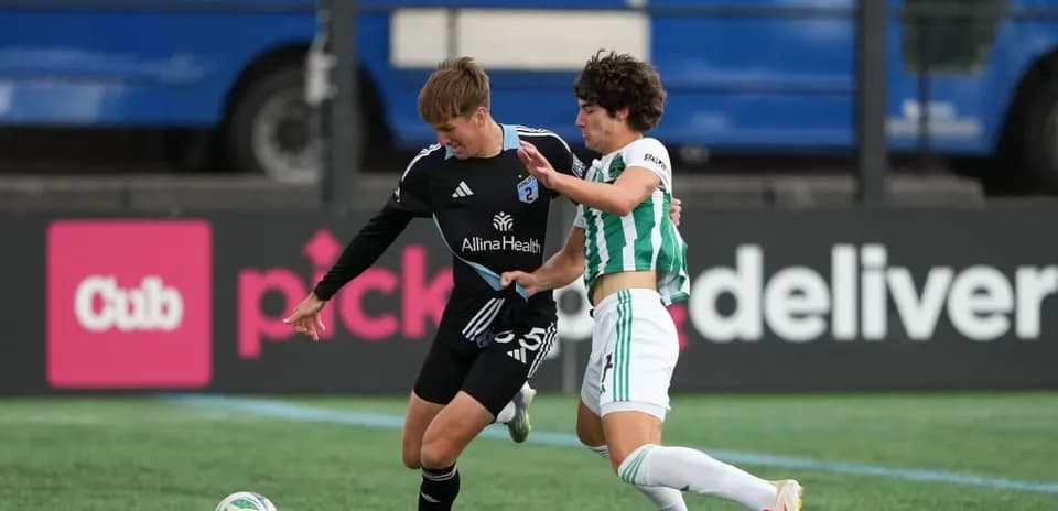 Dos jugadores compitiendo por el balón en partido