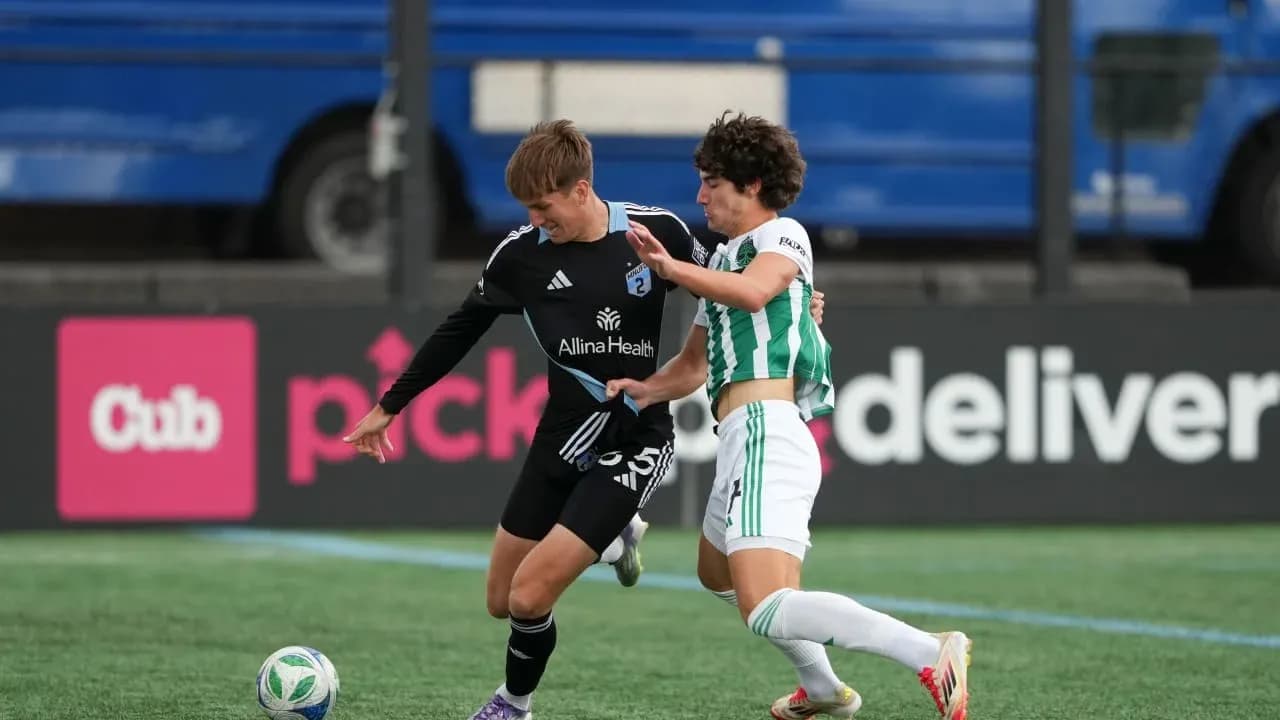 Dos jugadores compitiendo por el balón en partido