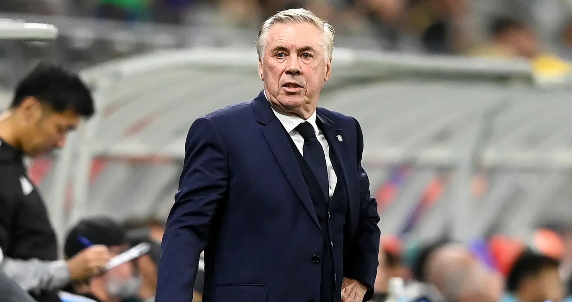 Entrenador en la línea de banda durante un partido
