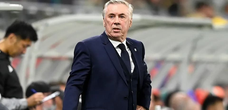 Entrenador en la línea de banda durante un partido