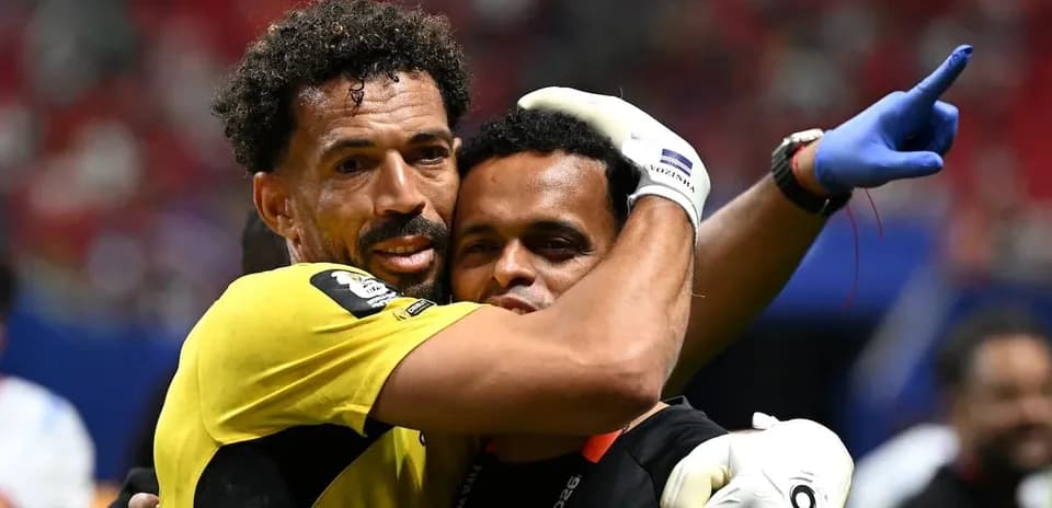 Portero y entrenador abrazándose tras partido