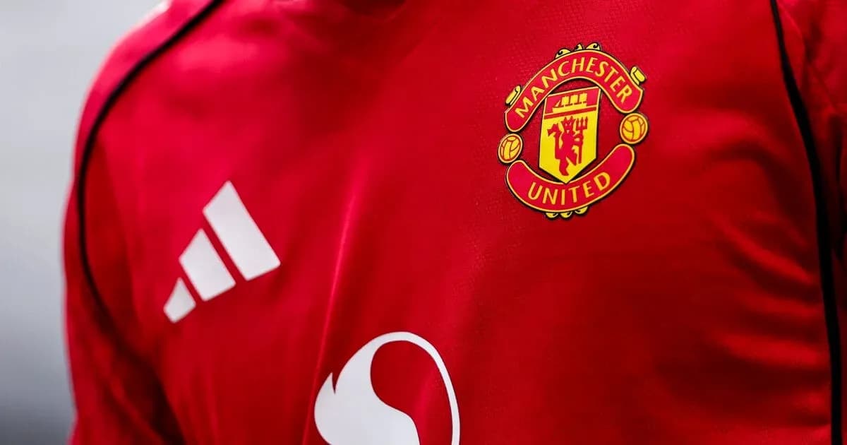 Logo de Manchester United en camiseta roja