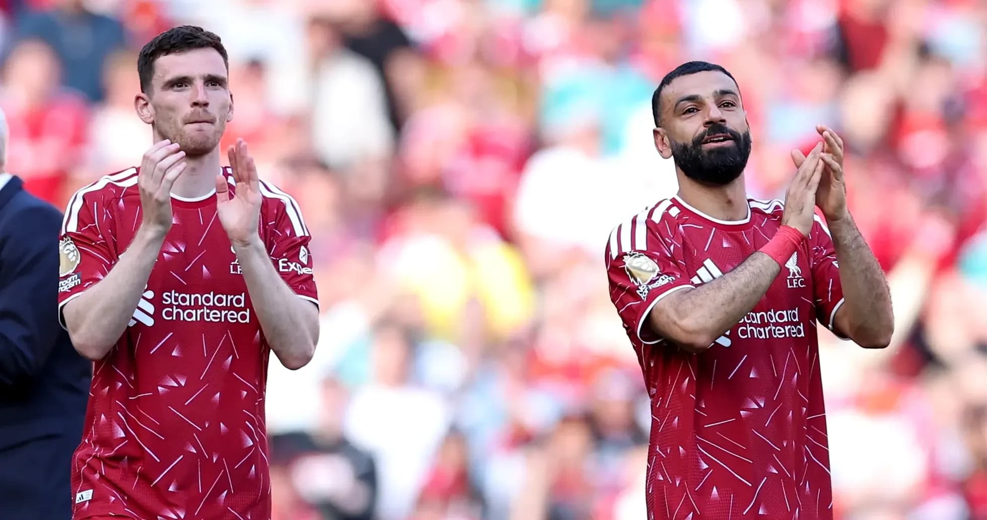 Jugadores de Liverpool aplaudiendo a los aficionados