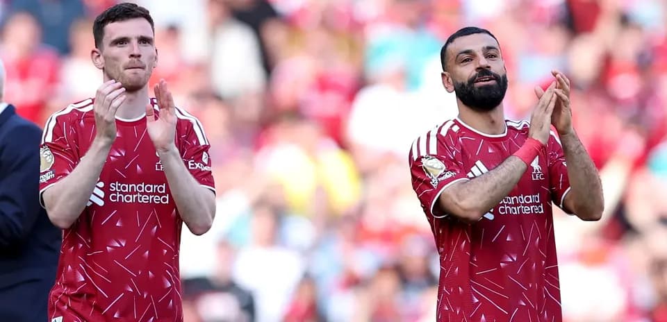 Jugadores de Liverpool aplaudiendo a los aficionados