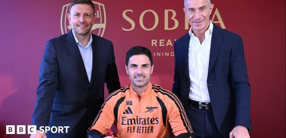 Mikel Arteta firmando contrato con directivos del club