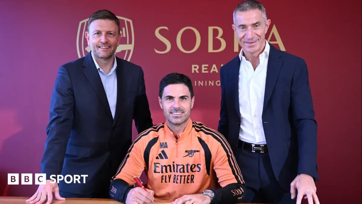 Mikel Arteta firmando contrato con directivos del club