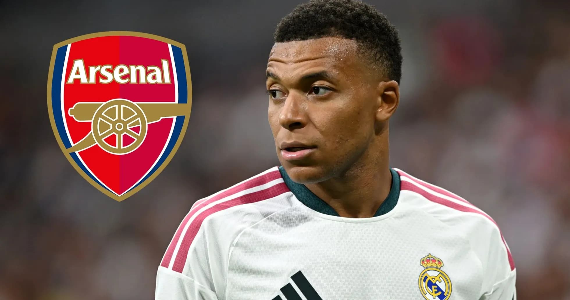 Jugador de Real Madrid junto al escudo de Arsenal