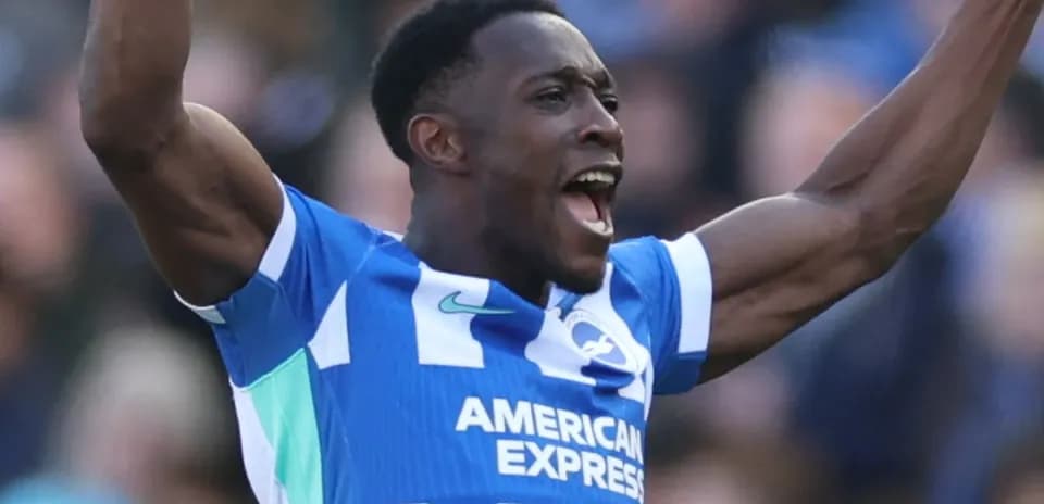 Jugador de Brighton celebrando un gol en partido