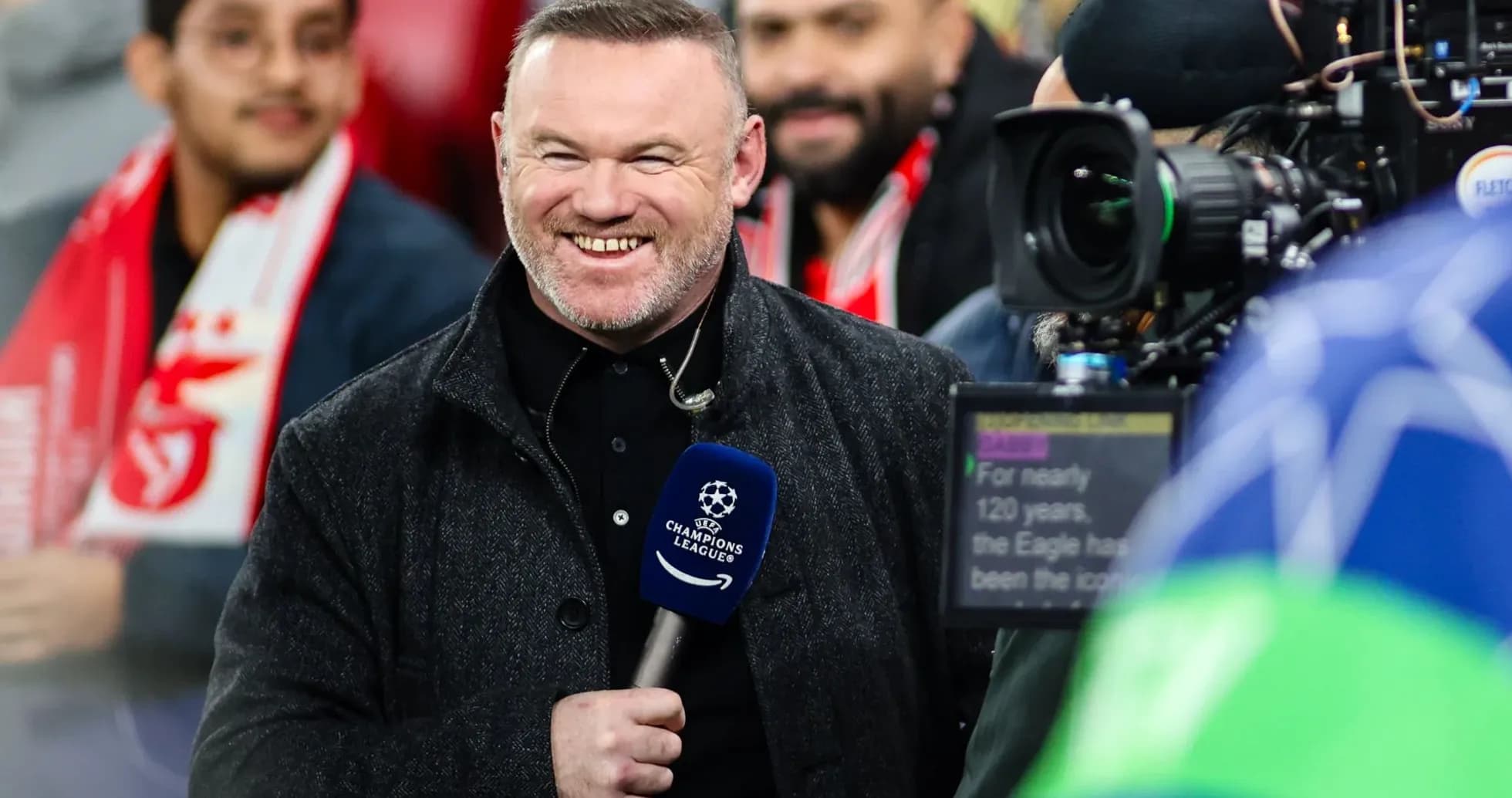Presentador sonriente en evento de Champions League