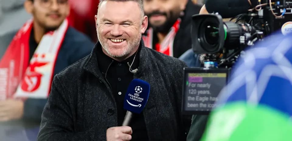 Presentador sonriente en evento de Champions League