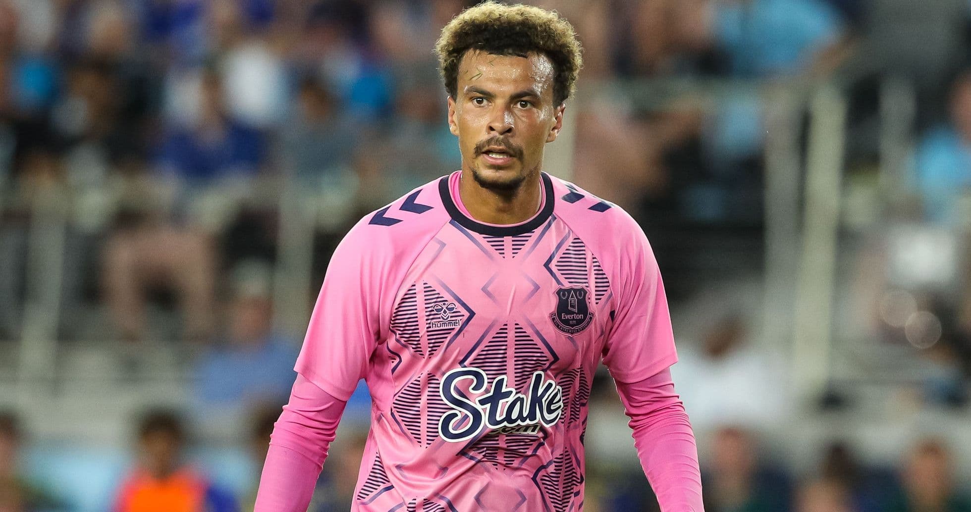 Portero de Everton en uniforme rosa durante el partido