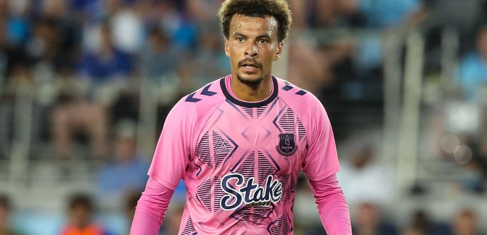 Portero de Everton en uniforme rosa durante el partido