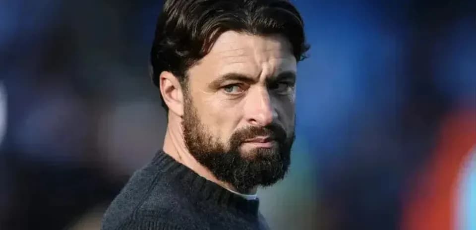 Entrenador observando el partido desde la línea