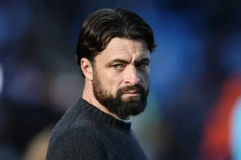 Entrenador observando el partido desde la línea