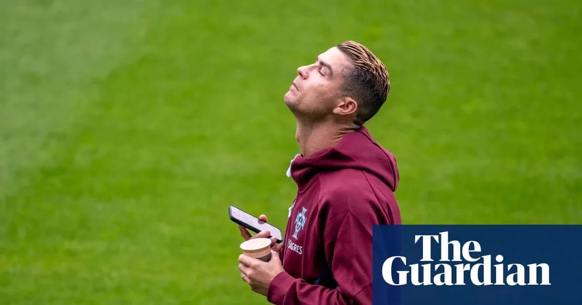Jugador mirando al cielo con teléfono y bebida