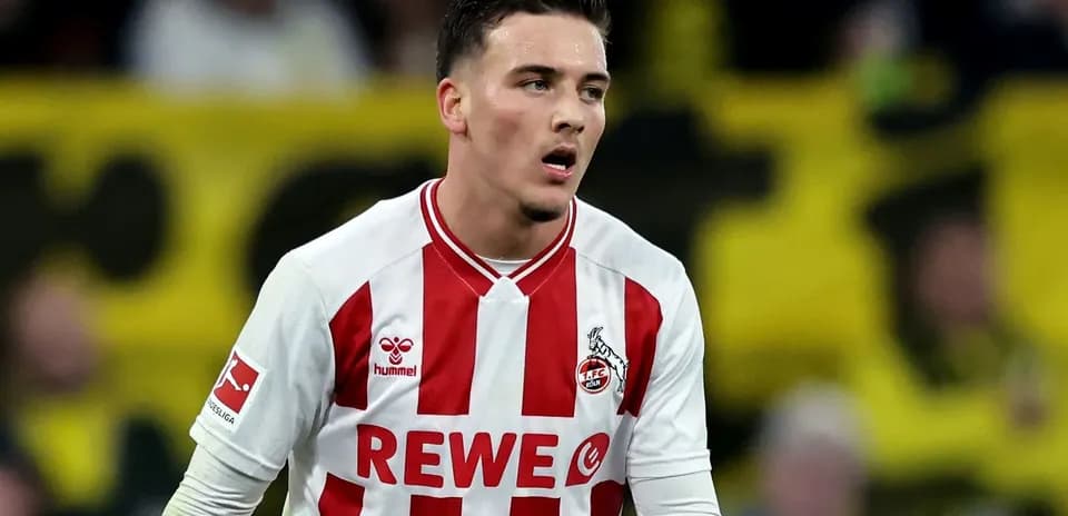 Jugador de FC Köln en acción durante el partido