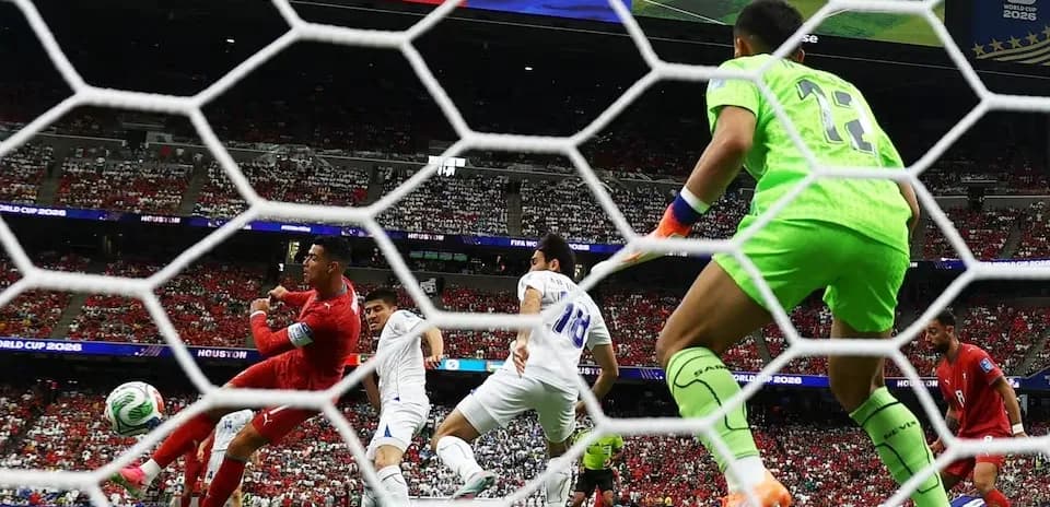 Jugadores luchando por el balón en el área de gol
