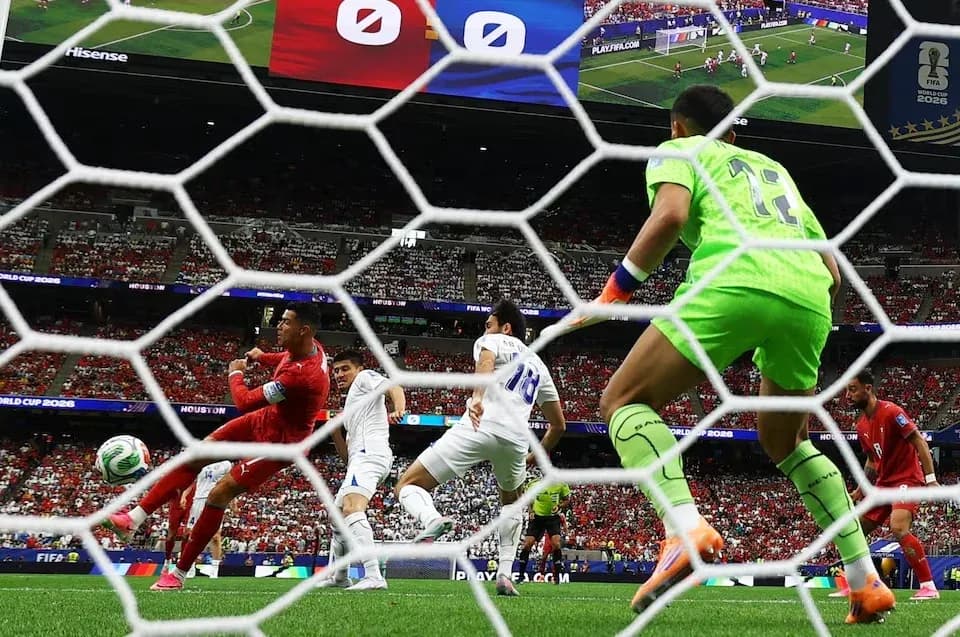 Jugadores luchando por el balón en el área de gol