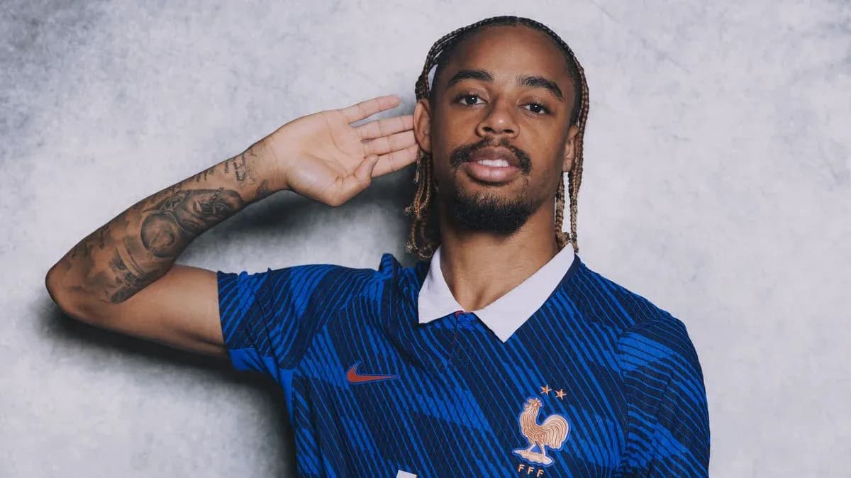 Jugador posando con camiseta de la selección francesa
