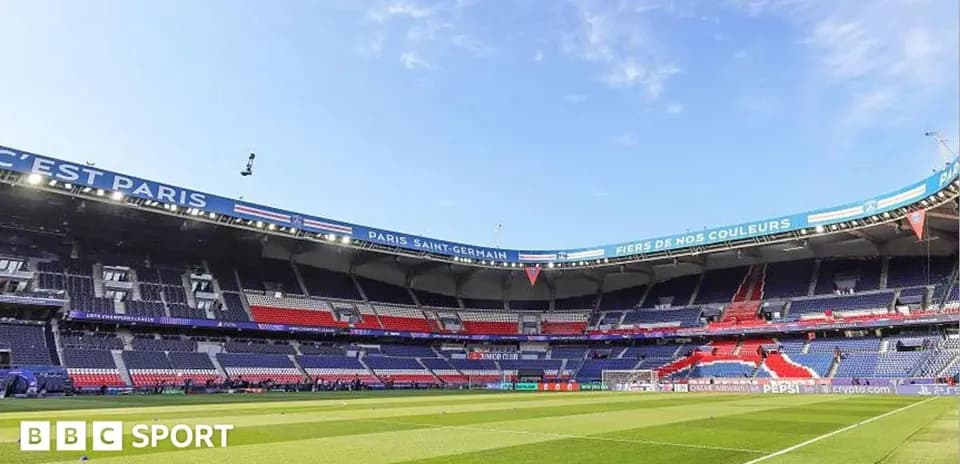 Estadio Parc des Princes con césped y gradas vacías