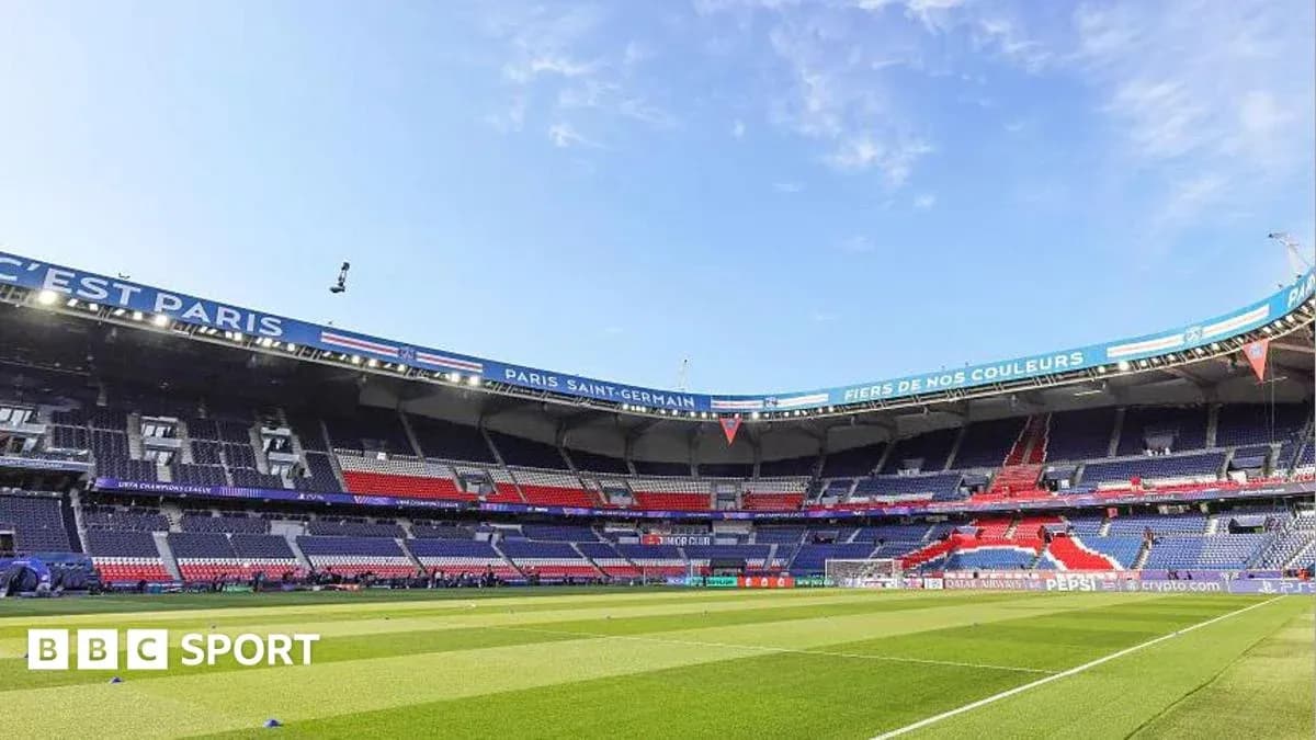 Estadio Parc des Princes con césped y gradas vacías